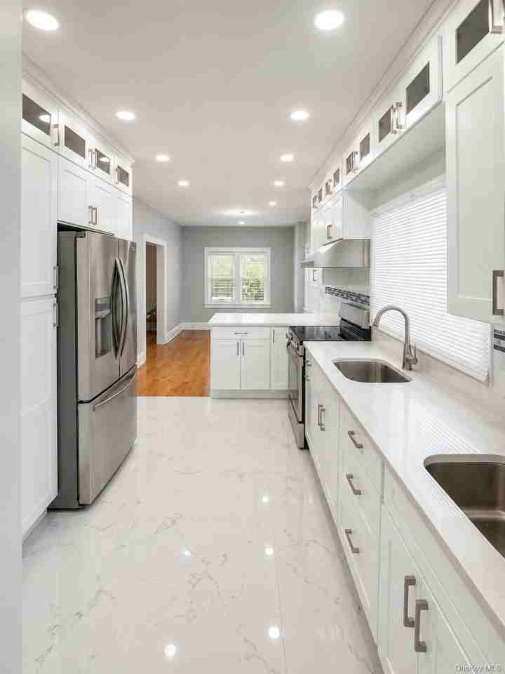 1463 Hewlett Ave - Photo 3 of 12
