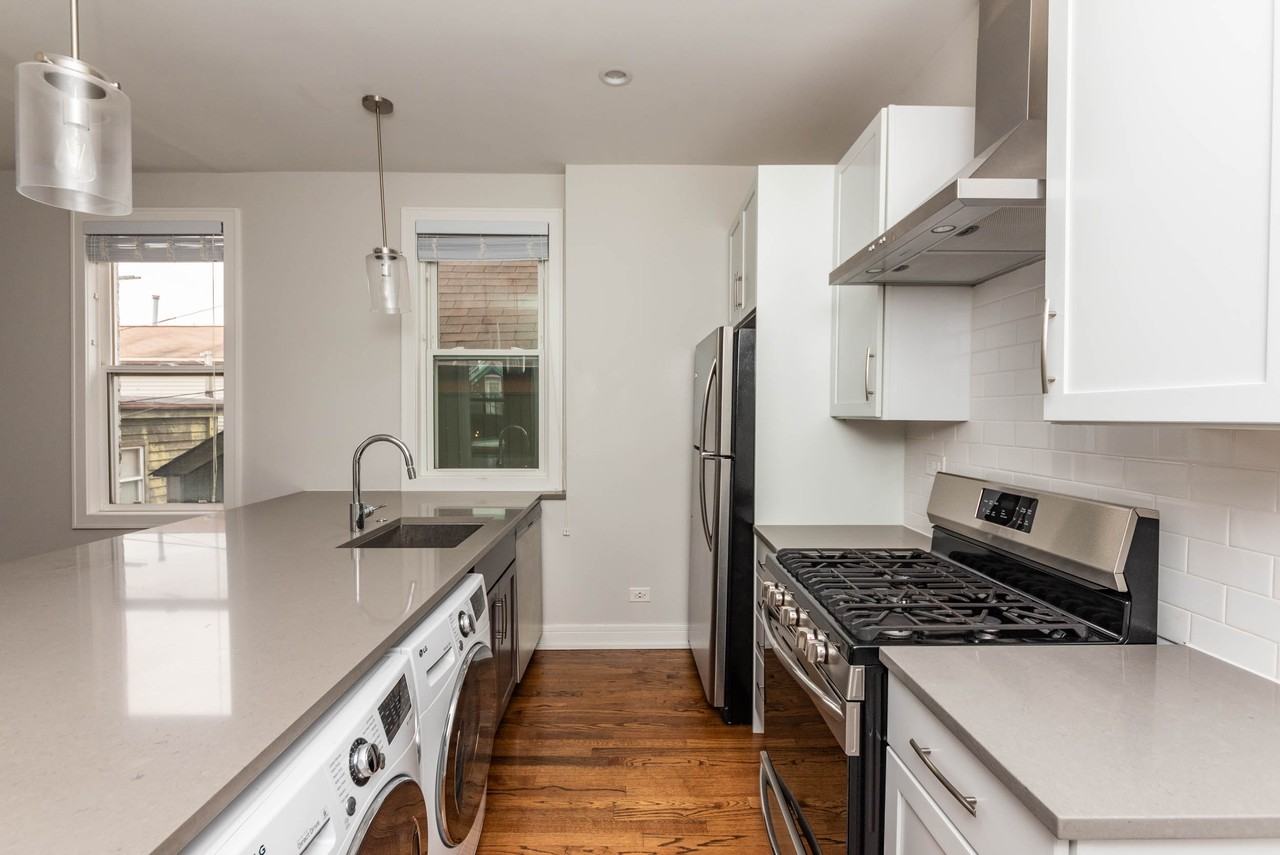 2045 N Wolcott Ave #2R - Photo 2 of 20