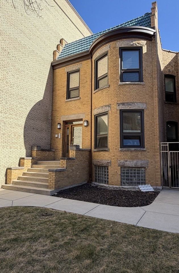 5739 N Winthrop Ave #1 - Photo 2 of 50