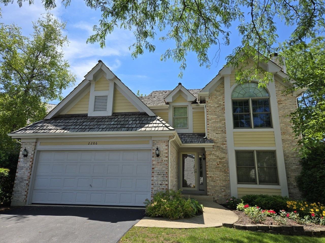 2286 Brookside Ln - Photo 2 of 39