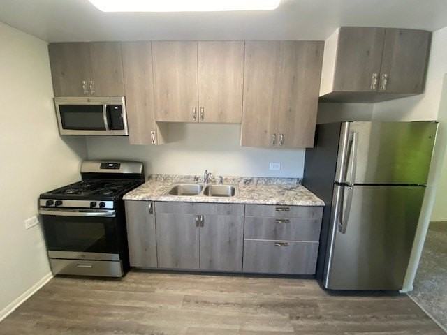 716 E Division St #D - Photo 4 of 10