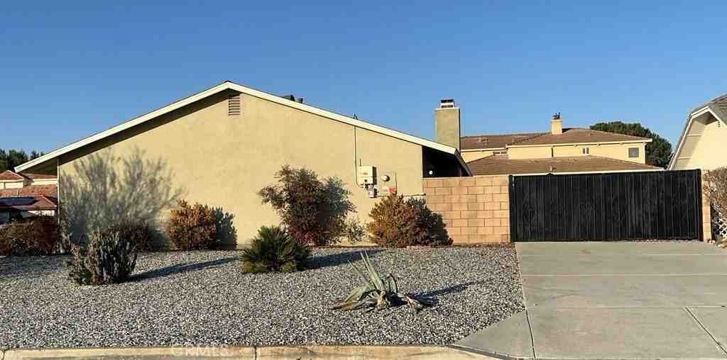 17890 Garden Glen Rd - Photo 3 of 20