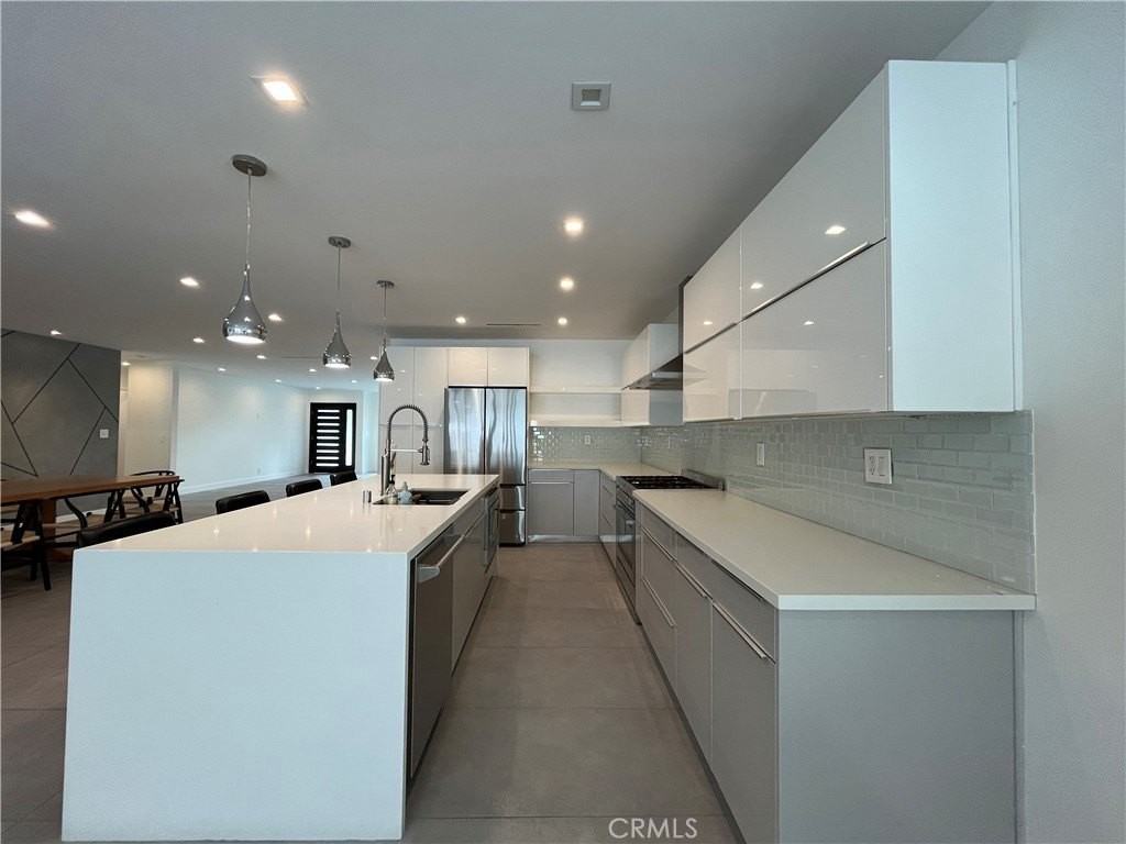 5735 Saloma Ave - Photo 3 of 22