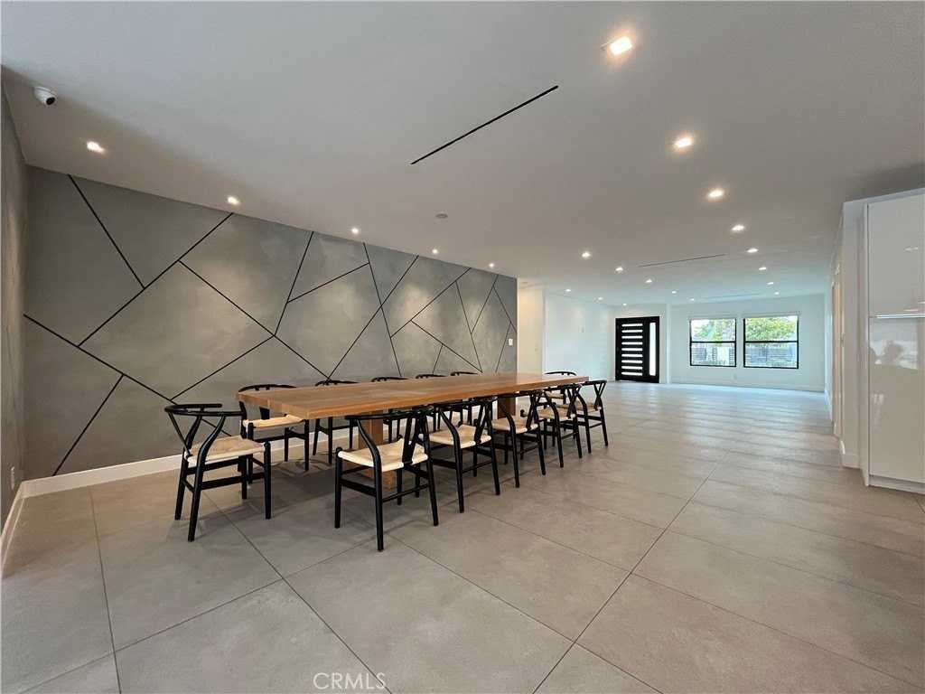 5735 Saloma Ave - Photo 6 of 22