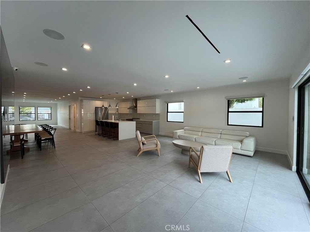 5735 Saloma Ave - Photo 7 of 22