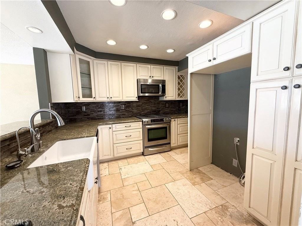 3382 Tempe Dr - Photo 5 of 22