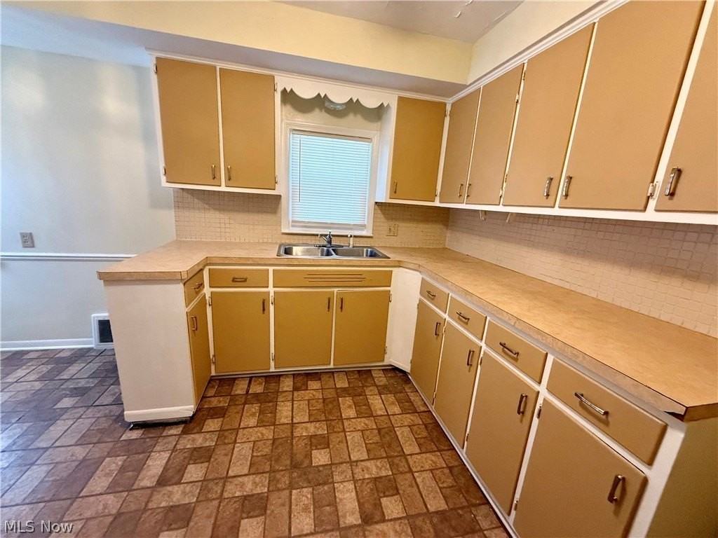 575 Noble Ave - Photo 5 of 30