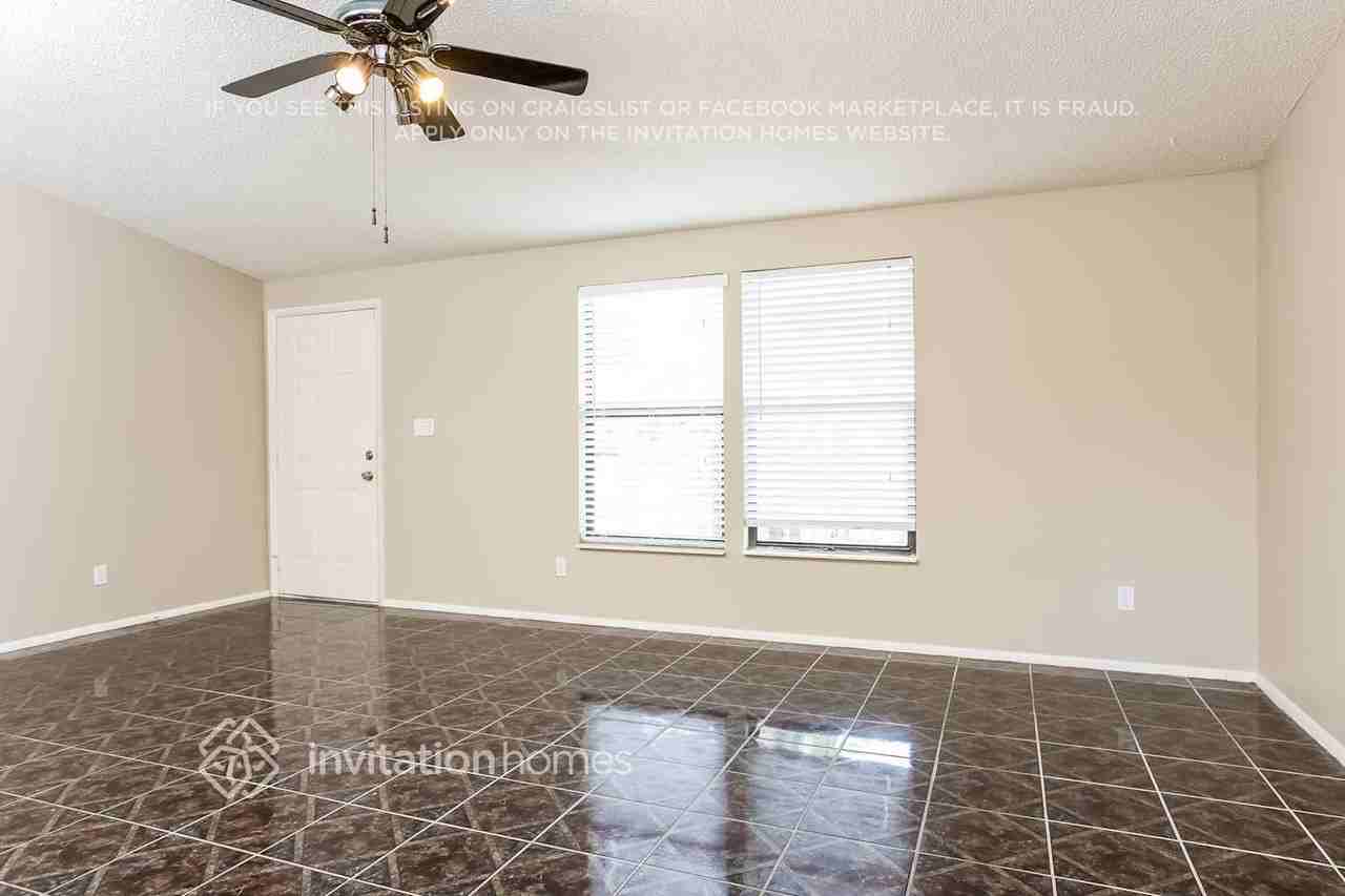 1040 Grandview Cir - Photo 4 of 14