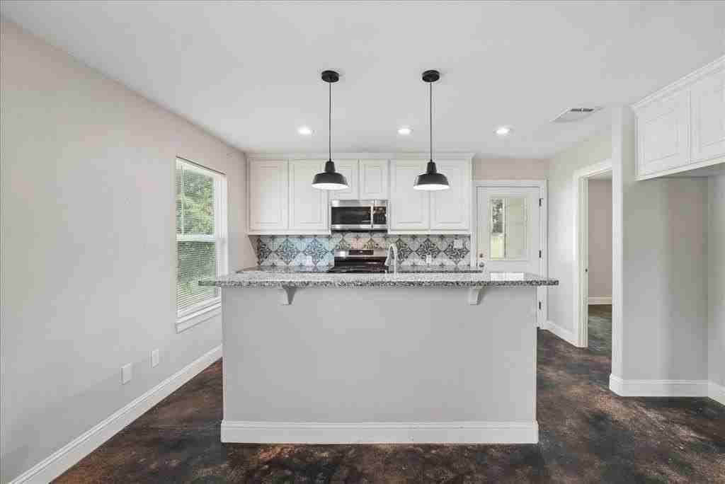 501 E Day St - Photo 6 of 28