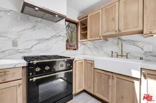 1138 1/2 N Poinsettia Pl - Photo 6 of 8