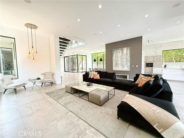 415 N Martel Ave - Photo 3 of 8