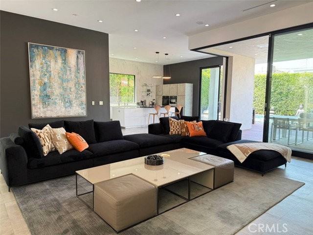415 N Martel Ave - Photo 4 of 8