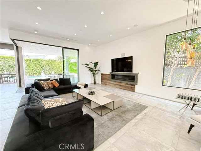 415 N Martel Ave - Photo 5 of 8