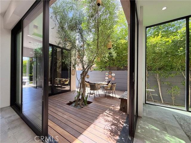 415 N Martel Ave - Photo 7 of 8