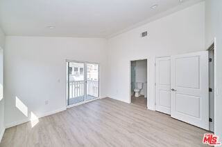 830 S Norton Ave - Photo 5 of 8
