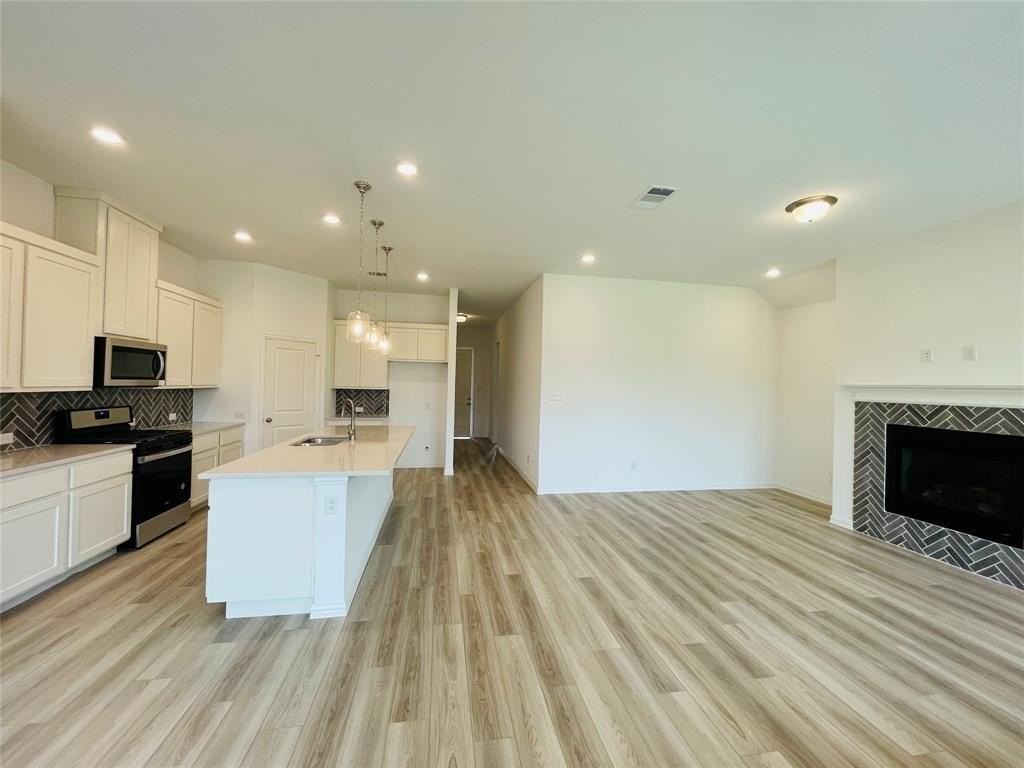 1836 Lockhart Dr - Photo 3 of 18
