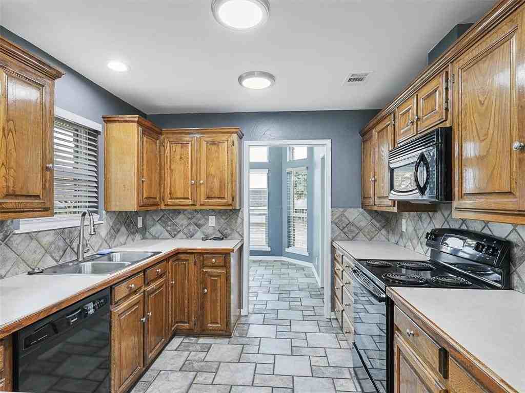 508 Castlegate St - Photo 6 of 24