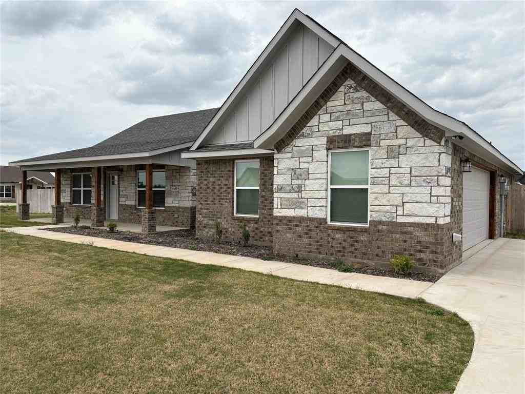 1033 Samantha Dr - Photo 2 of 19
