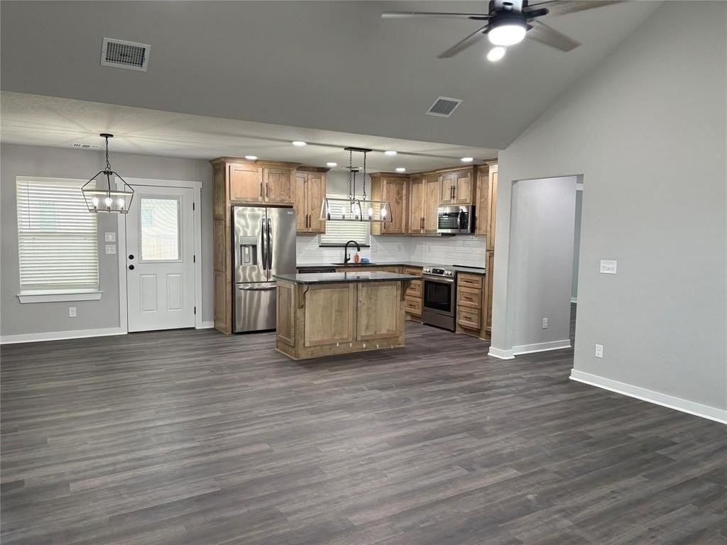 1033 Samantha Dr - Photo 3 of 19