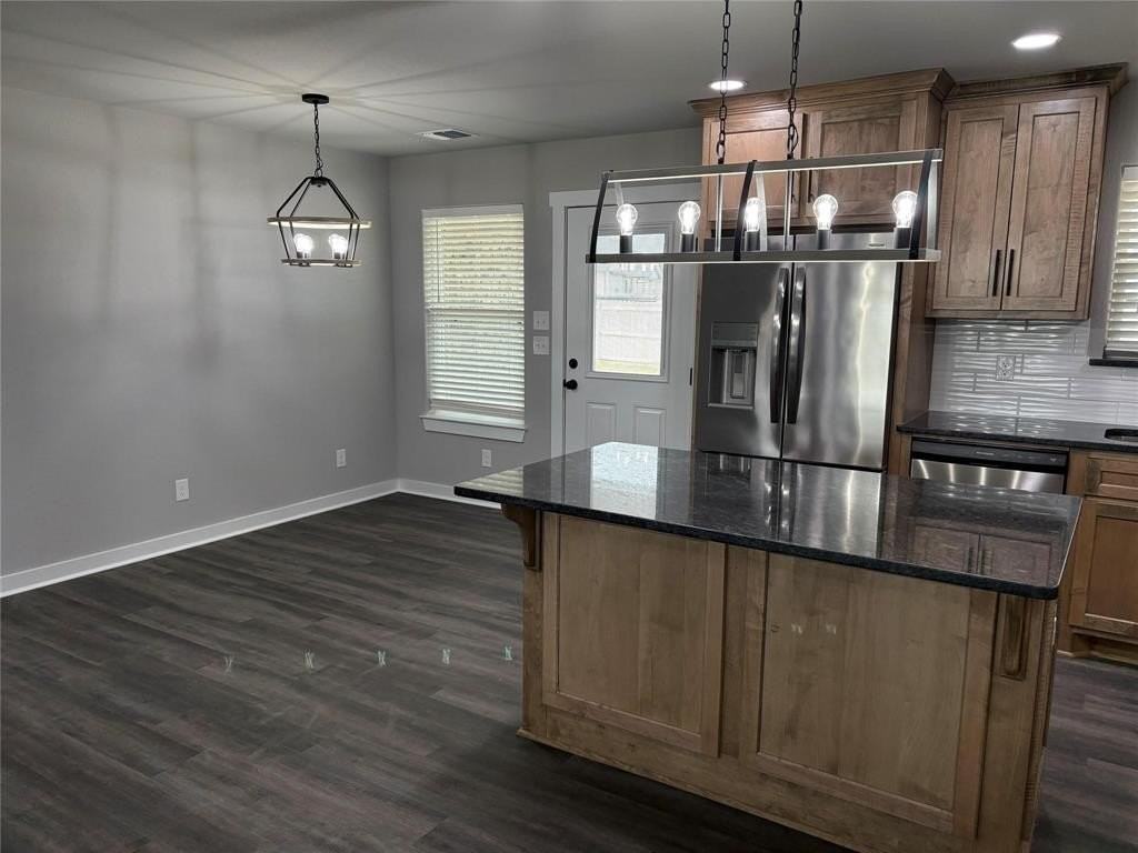 1033 Samantha Dr - Photo 4 of 19