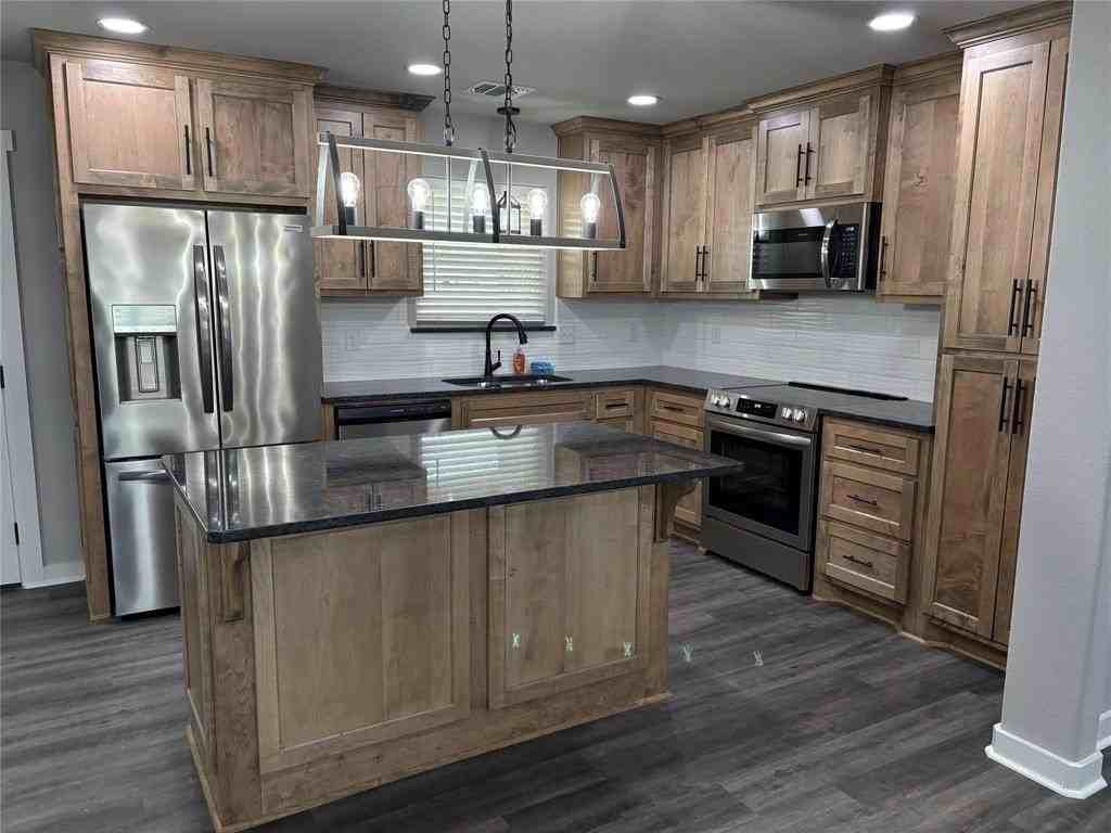 1033 Samantha Dr - Photo 5 of 19