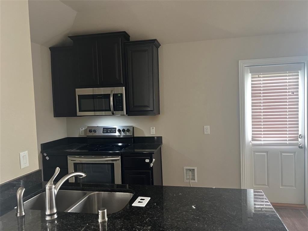 1402 Warringwood Dr - Photo 3 of 16