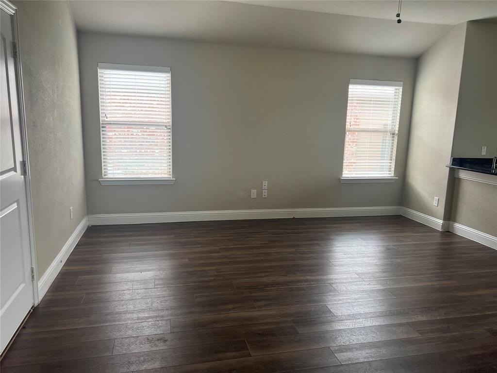 1402 Warringwood Dr - Photo 4 of 16