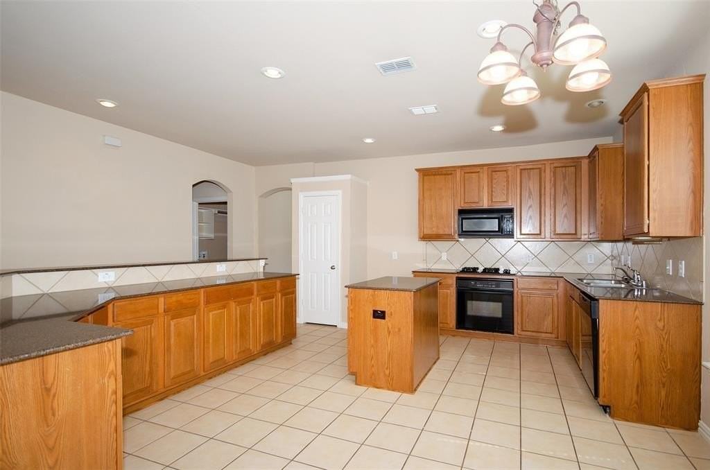 907 Mustang Ridge Dr - Photo 5 of 24
