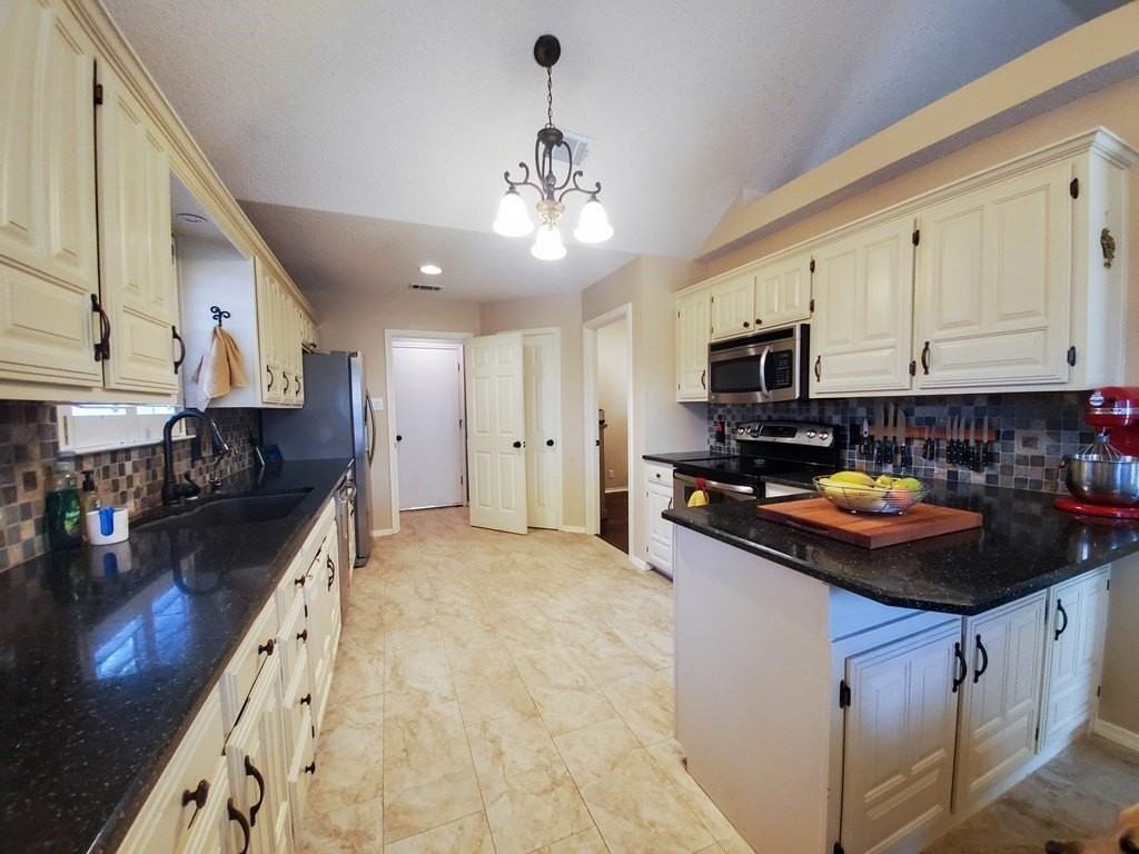 3306 Oakmont Dr - Photo 7 of 26