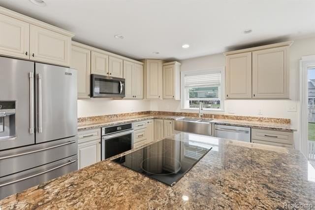 37752 Huron Pointe Dr - Photo 3 of 44