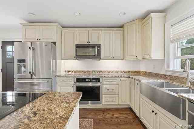 37752 Huron Pointe Dr - Photo 4 of 44
