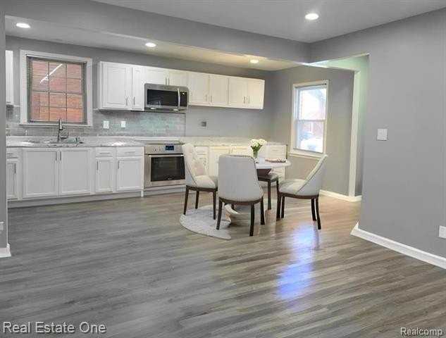 8254 Sussex St - Photo 5 of 37