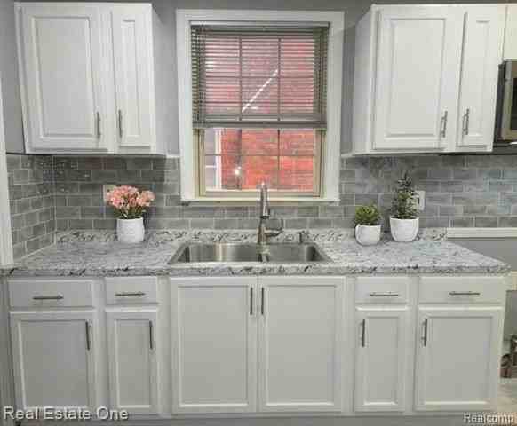 8254 Sussex St - Photo 7 of 37