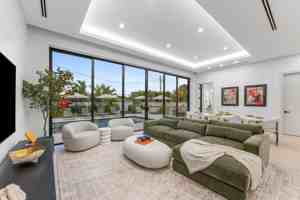 featured image of 220 S Swinton Ave