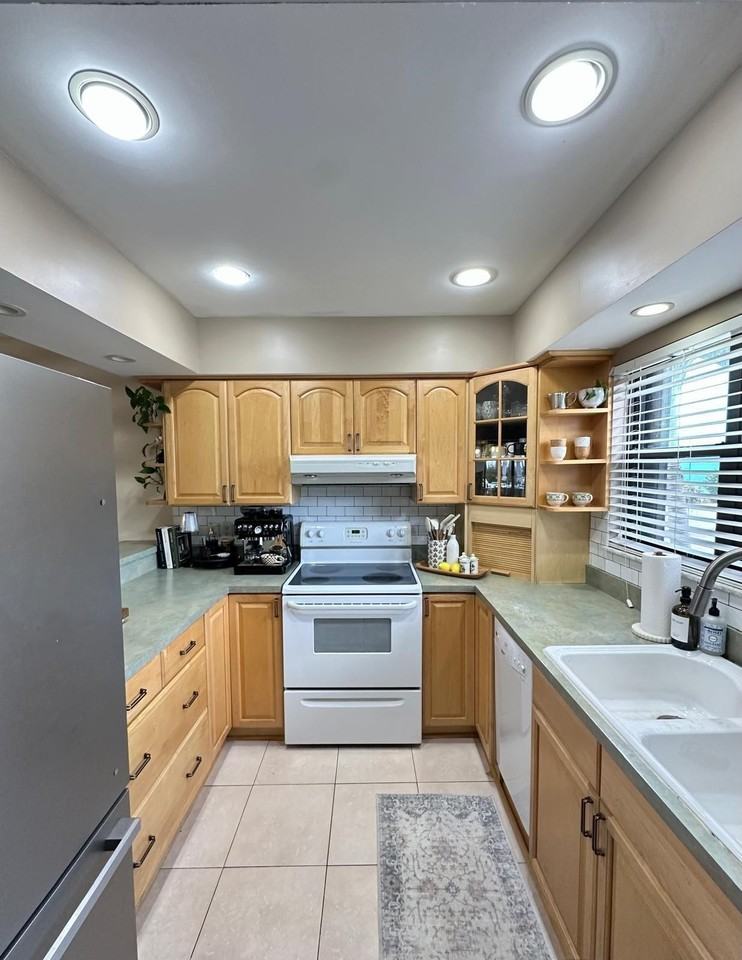 13509 S Indian River Dr #406 - Photo 3 of 14