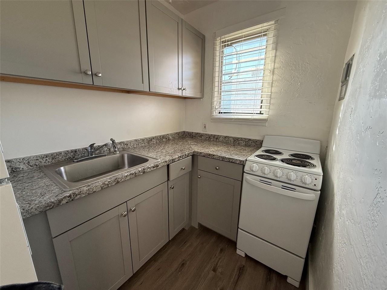 1739 Moffett St #2 - Photo 5 of 12