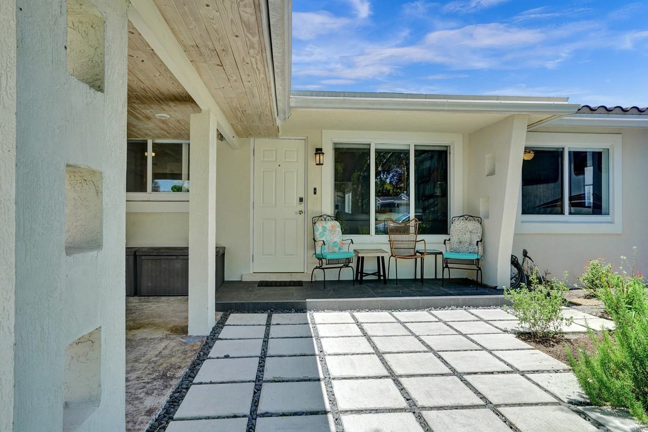 1041 Sw 32nd St - Photo 2 of 50