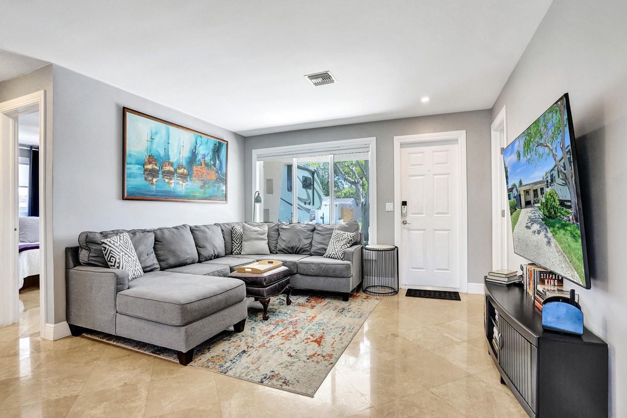 1041 Sw 32nd St - Photo 4 of 50
