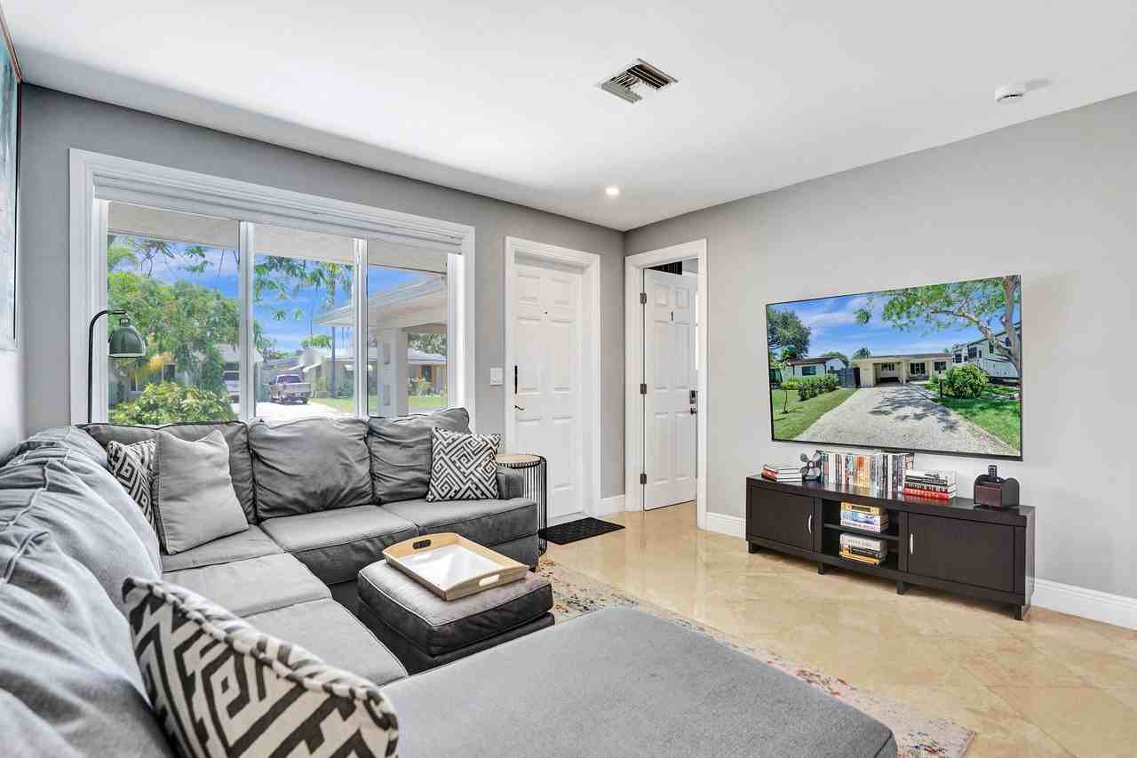 1041 Sw 32nd St - Photo 5 of 50
