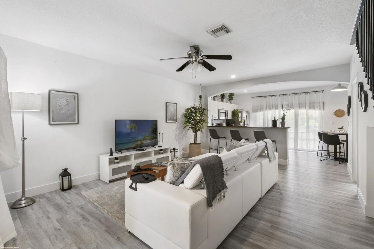 1543 Westchester Ave - Photo 2 of 13