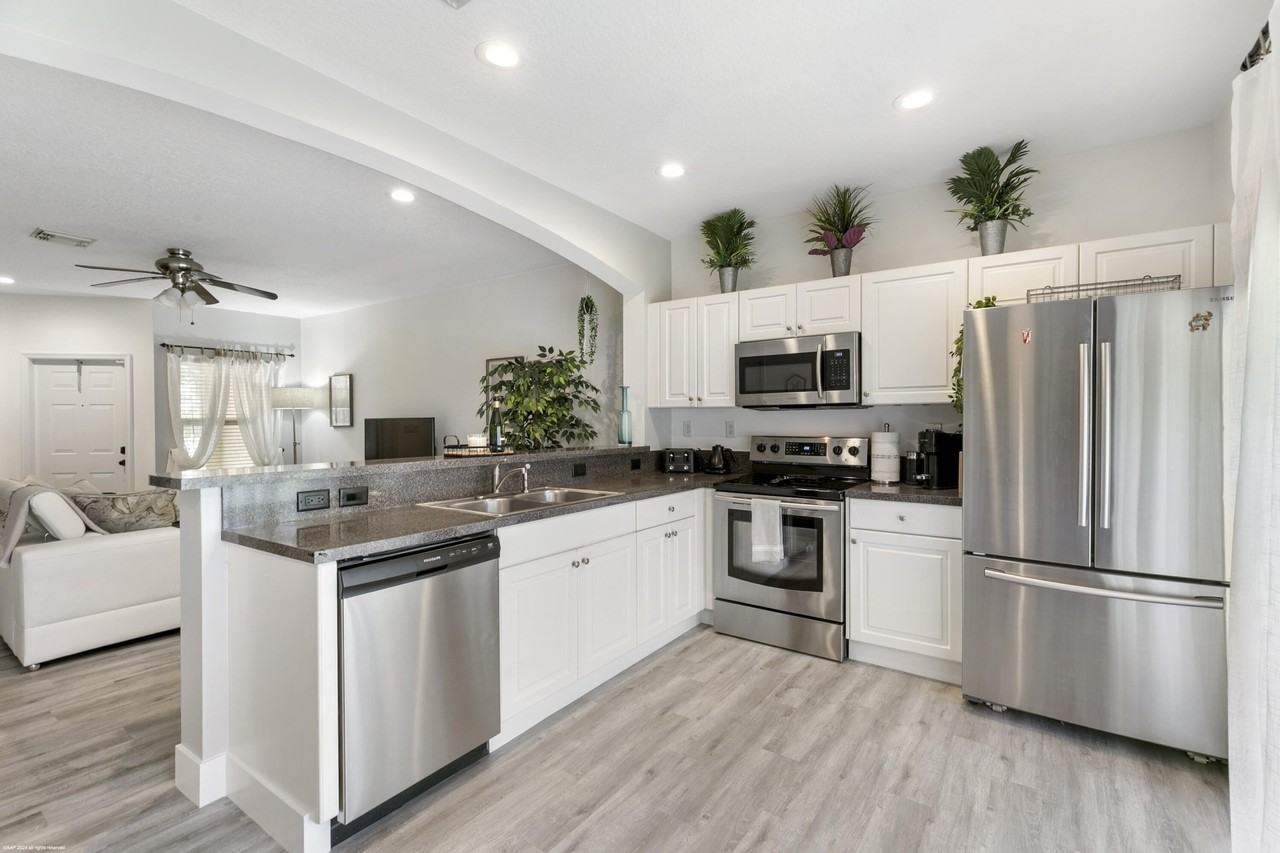 1543 Westchester Ave - Photo 5 of 13