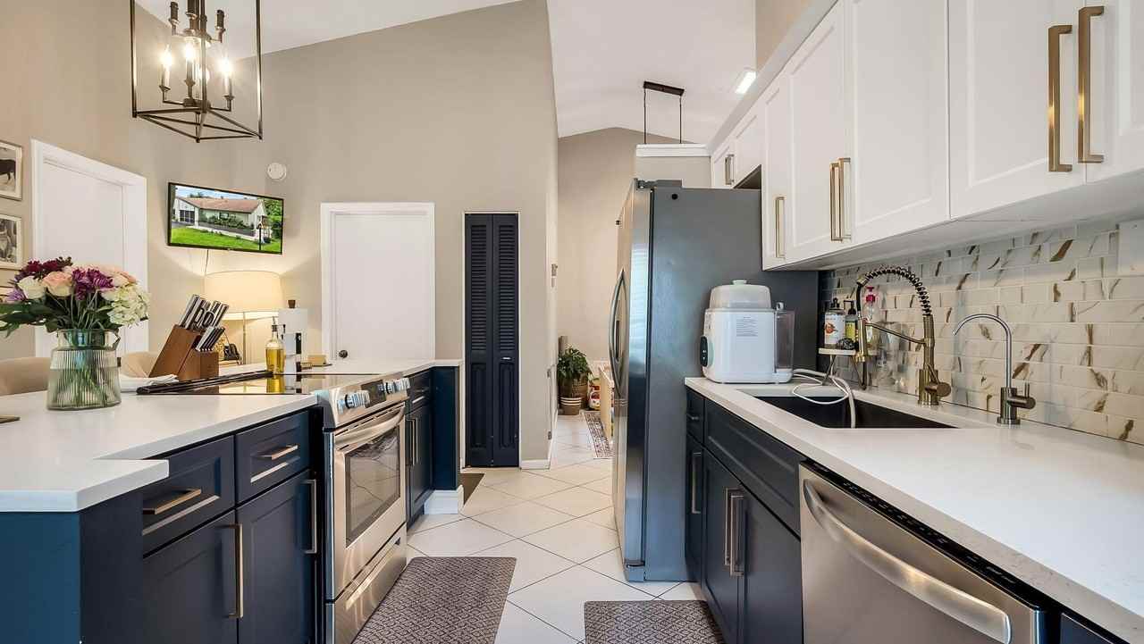 4335 Palm Forest Dr N - Photo 7 of 37