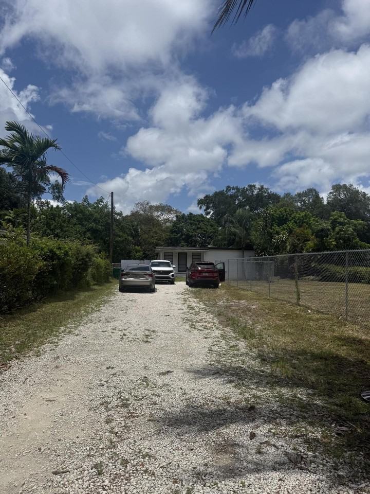 6315 Sw 32nd St - Photo 2 of 15