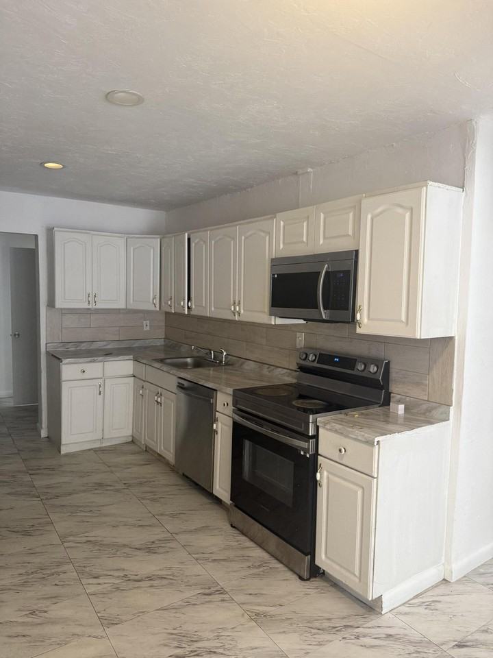 6315 Sw 32nd St - Photo 7 of 15