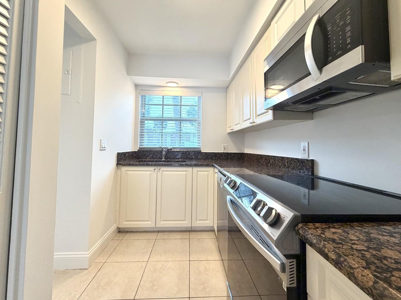 413 N Cypress Dr - Photo 3 of 29