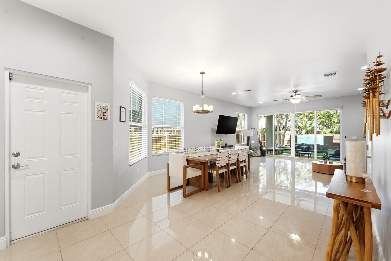1141 Ne 3rd Ave - Photo 4 of 19