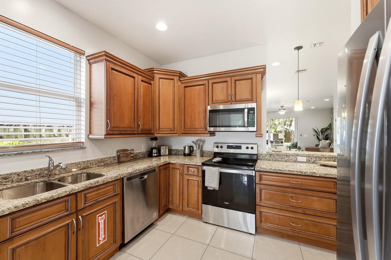 1141 Ne 3rd Ave - Photo 5 of 19