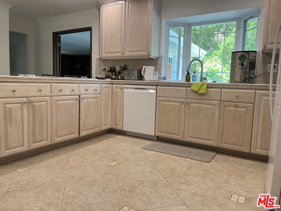 5819 Fairhaven Ave - Photo 5 of 8