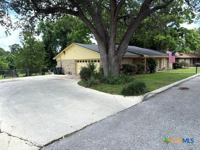 203 Memorial Dr - Photo 2 of 4