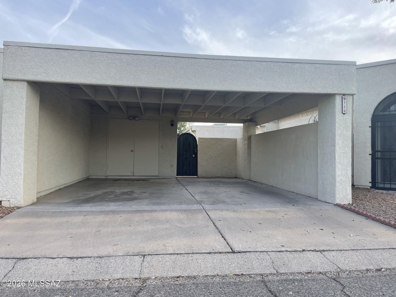 716 N Hayden Dr - Photo 2 of 15